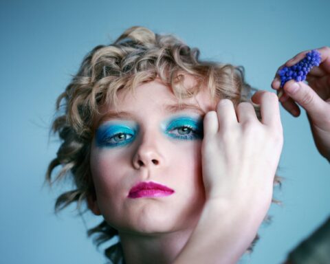 transgender model wearing makeup - how to tell if im trans